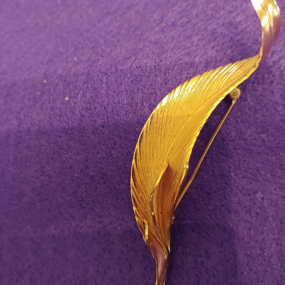 Vintage Giovanni gold tone etched leaf brooch - Picture 7 of 7